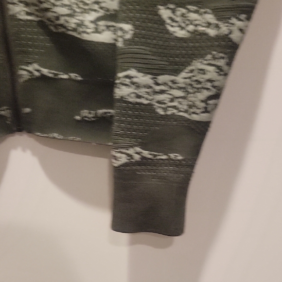 Gymshark Adapt Camo Olive Camouflage BoJacket - Picture 5 of 8